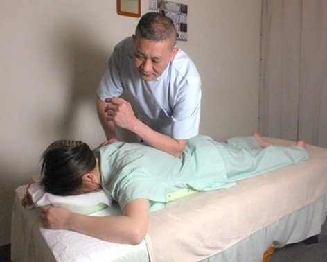 全身をしっかりほぐすボディケア３0分の施術風景